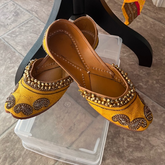 Yellow Punjabi Jutti - handmade shoe with bells - Picture 3 of 7